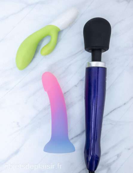 Le Dildolls Utopa avec la wand Doxy Die Cast et le Lelo Ina 2